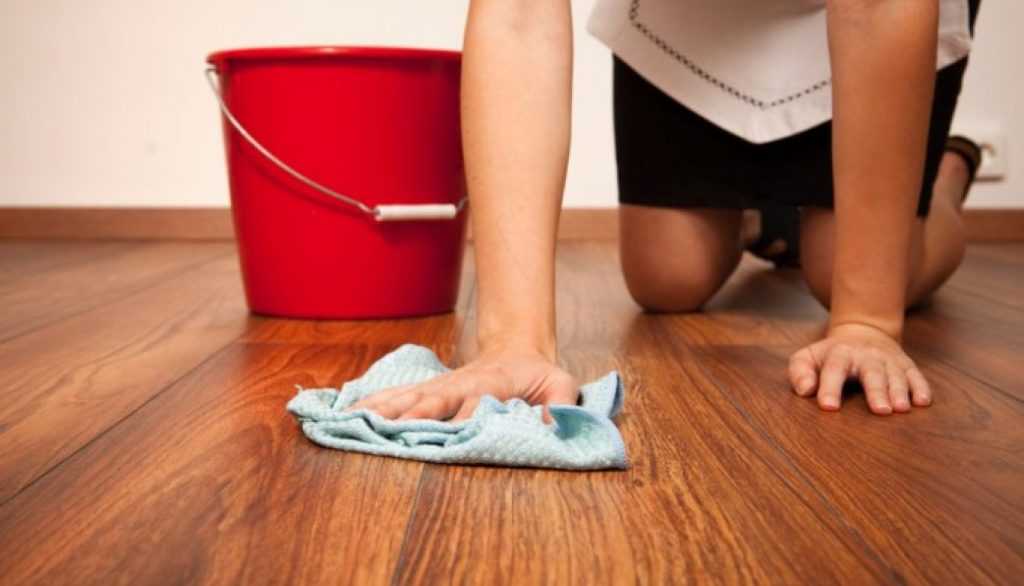 Lau bằng khăn ẩm sẽ giúp sàn nhà trở nên sạch sẽ và bóng hơn