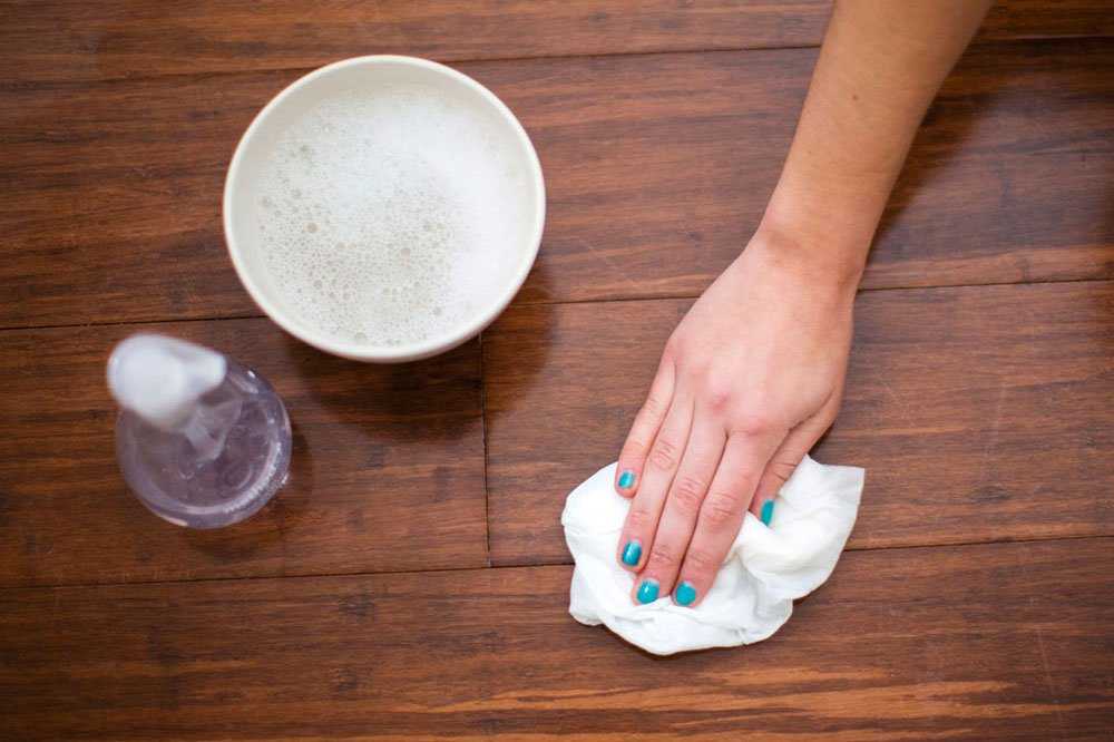 Bạn nên sử dụng các sản phẩm tẩy rửa cho toàn bộ sàn hoặc các hợp chất tẩy rửa nhẹ