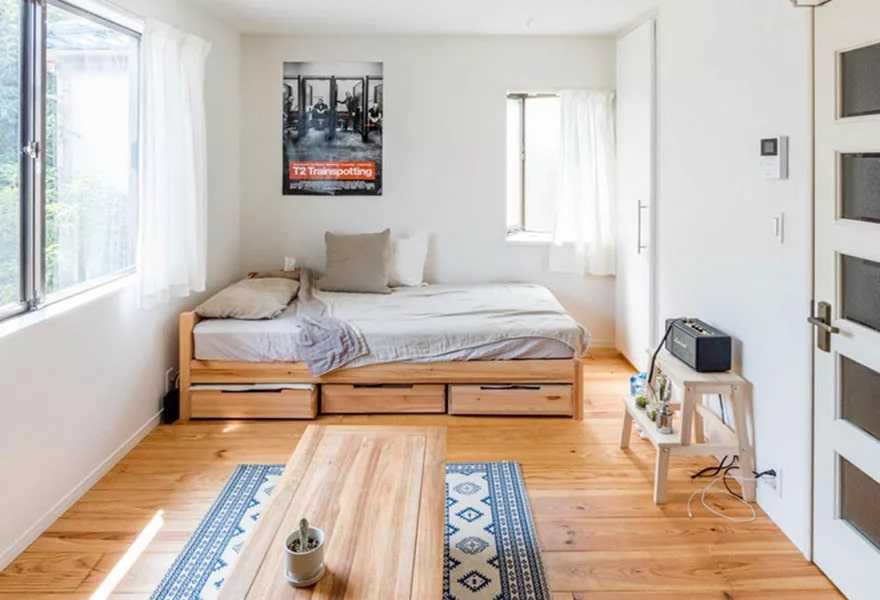 Không gian phòng ngủ ấm cúng, đơn giản với nội thất và sàn gỗ