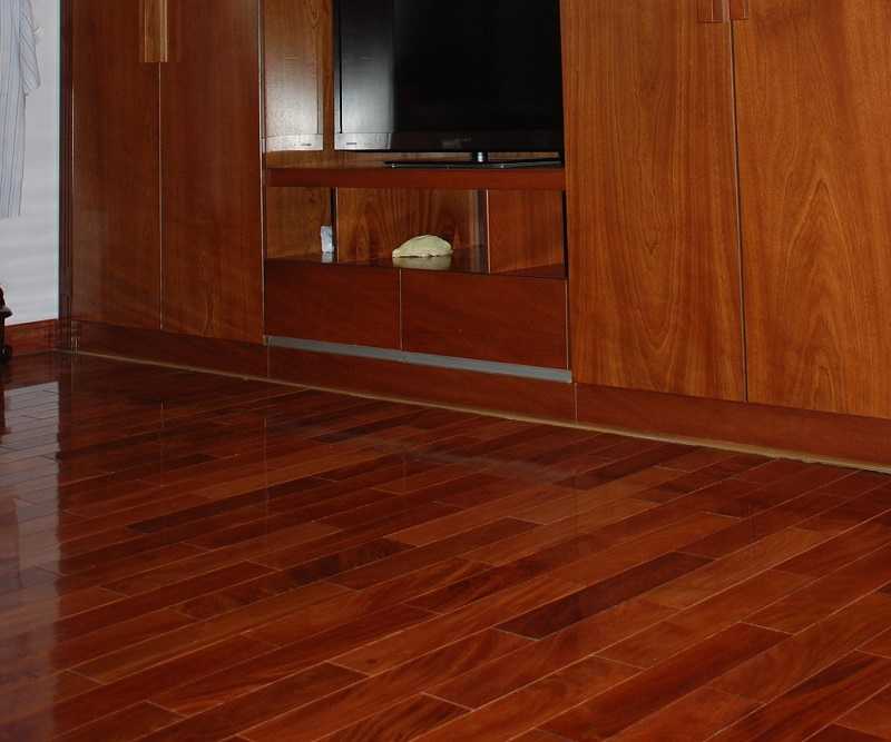 Sàn gỗ Lim Nam Phi: Với màu sắc và vân gỗ đẹp tự nhiên, sàn gỗ Lim Nam Phi mang lại vẻ đẹp ấn tượng cho không gian sống và nâng cao giá trị thẩm mỹ cho căn nhà của bạn. Với độ bền cao và thiết kế tinh tế, sản phẩm giúp bạn đạt được không gian sống lành mạnh và thoải mái.