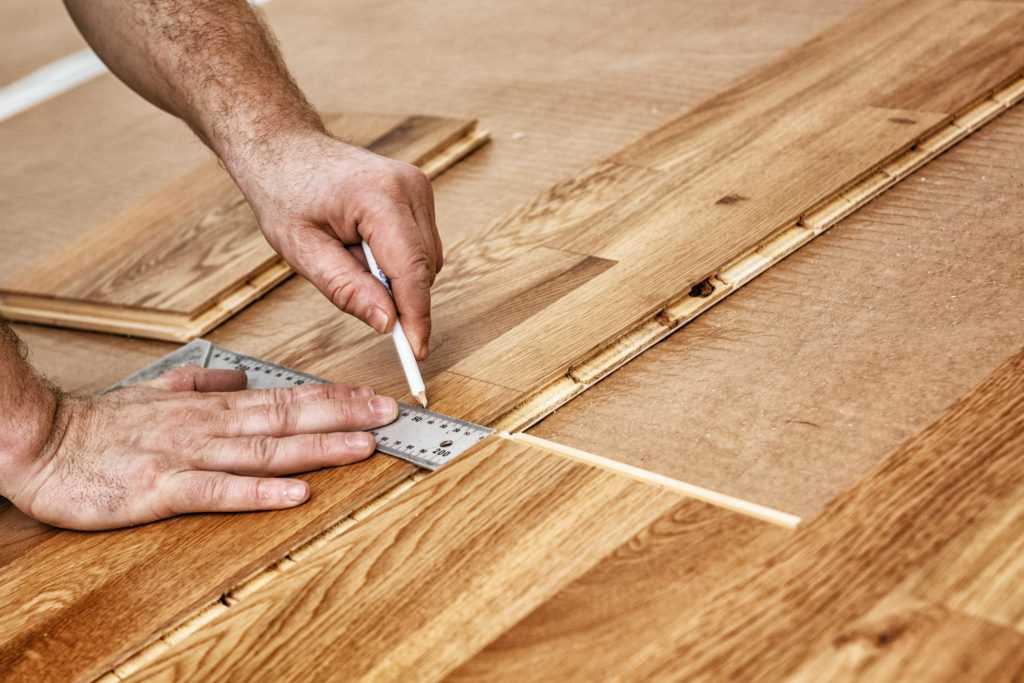 Cách lát sàn gỗ công nghiệp khá đơn giản do có hệ thống hèm khóa 