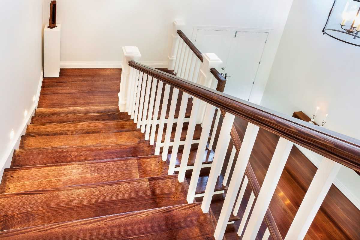 Cầu thang gỗ đẹp rất được ưa chuộng nhờ sở hữu nhiều đặc điểm nổi bật so với cầu thang truyền thống