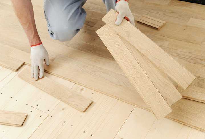Khi lắp đặt sàn gỗ cần chú ý một số nguyên tắc để đảm bảo chất lượng và tính thẩm mỹ của không gian 