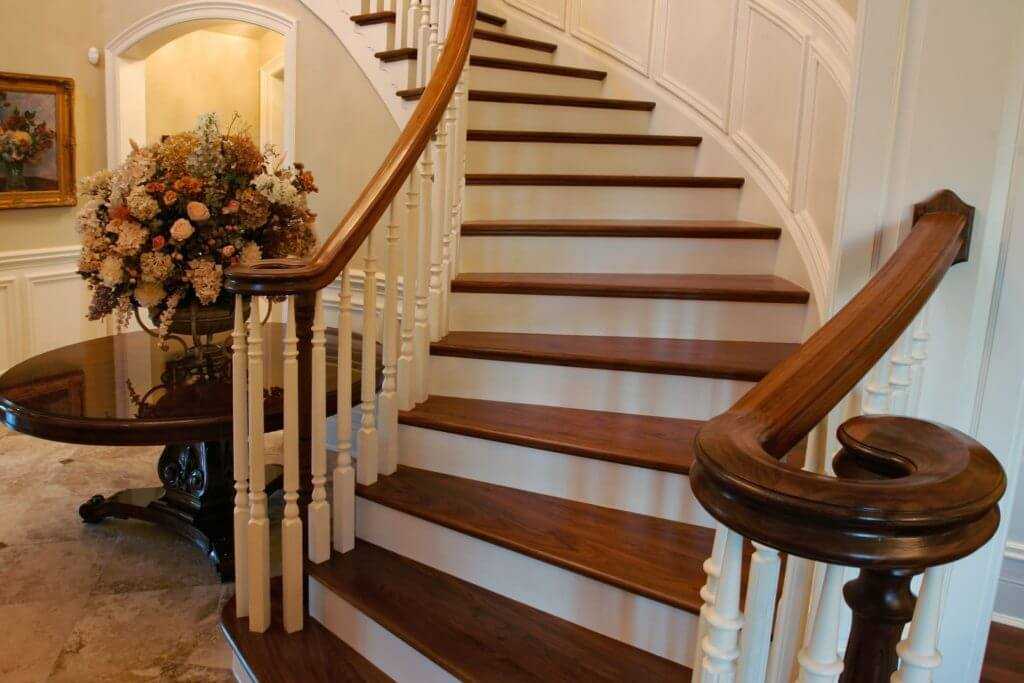 Mẫu cầu thang gỗ đơn giản đẹp ngày càng được yêu thích trong thiết kế nội thất hiện đại