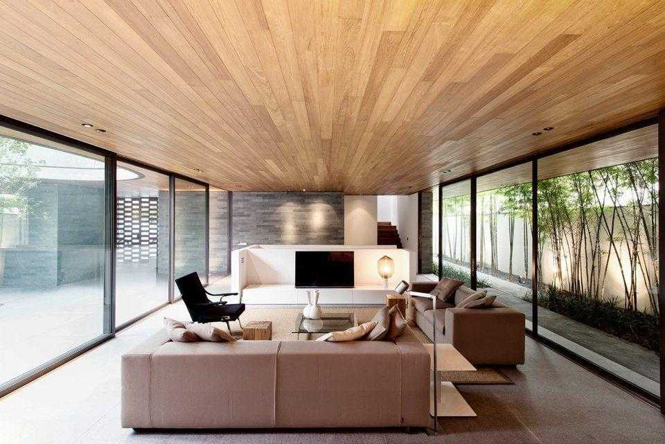 Mẫu trần gỗ được thiết kế bề mặt phẳng vô cùng đơn giản nhưng không kém phần thu hút 