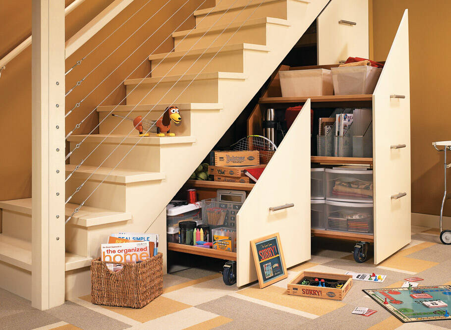 Tủ cầu thang tận dụng làm tủ sách nhỏ gọn và đẹp
