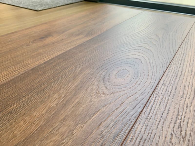 Có thể lắp đặt sàn gỗ trên sàn hiện có miễn làm đảm bảo sàn hiện có bằng phẳng, chắc chắn và khô ráo