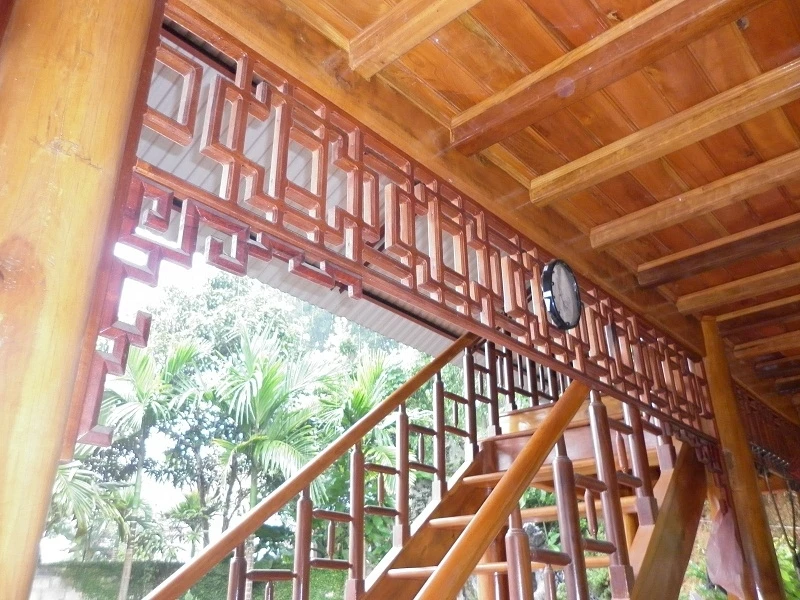 Cầu thang của nhà thường được làm từ những thân cây gỗ to, lâu năm