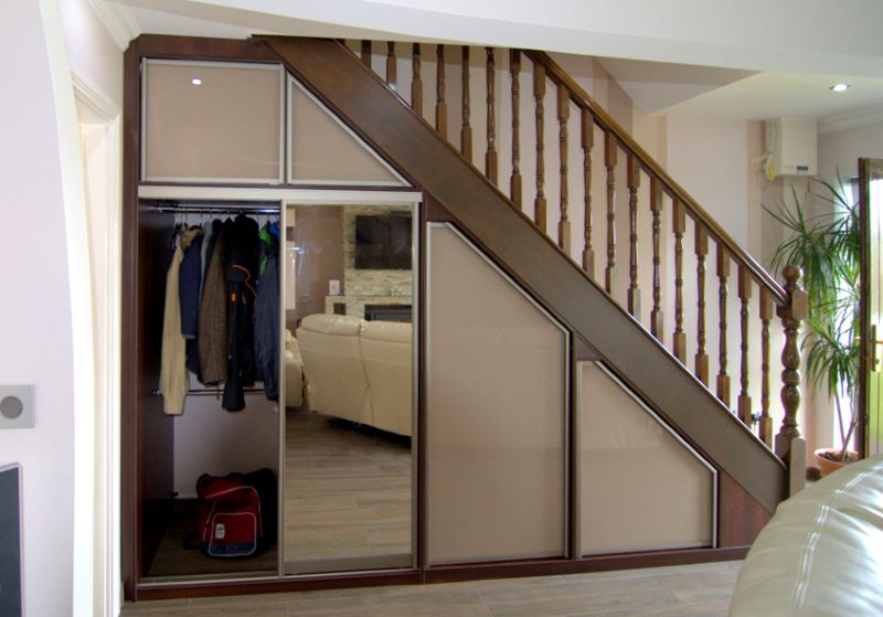 Tận dụng gầm cầu thang làm tủ quần áo kết hợp với tủ giày sang trọng, hiện đại