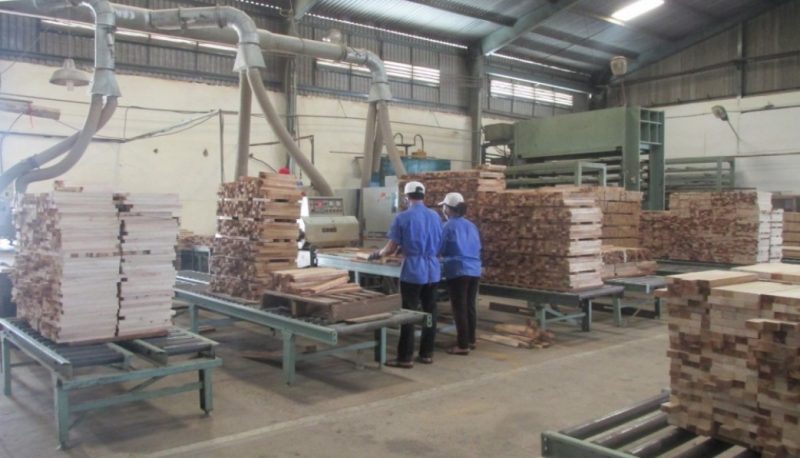 Sàn gỗ công nghiệp được sản xuất chủ yếu từ bột gỗ tự nhiên