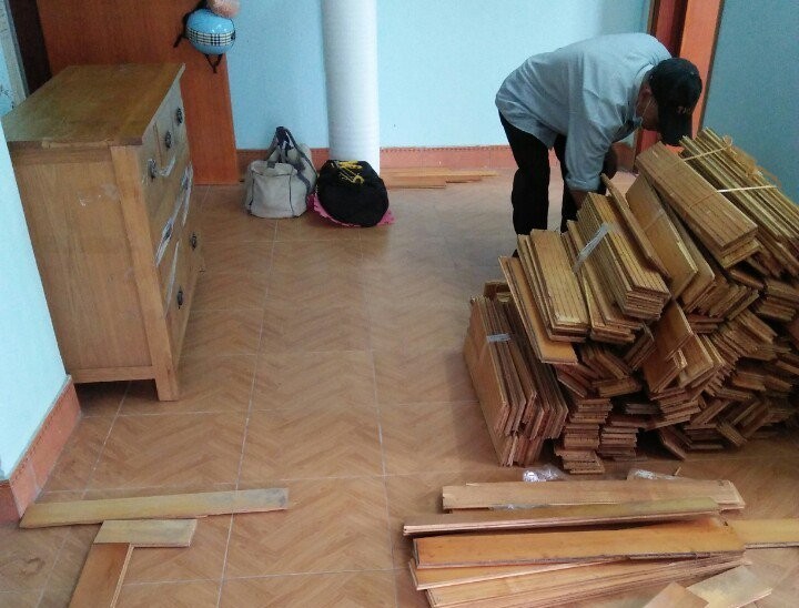 Vận chuyển sàn gỗ đến công trình trước khi thi công ít nhất 12h