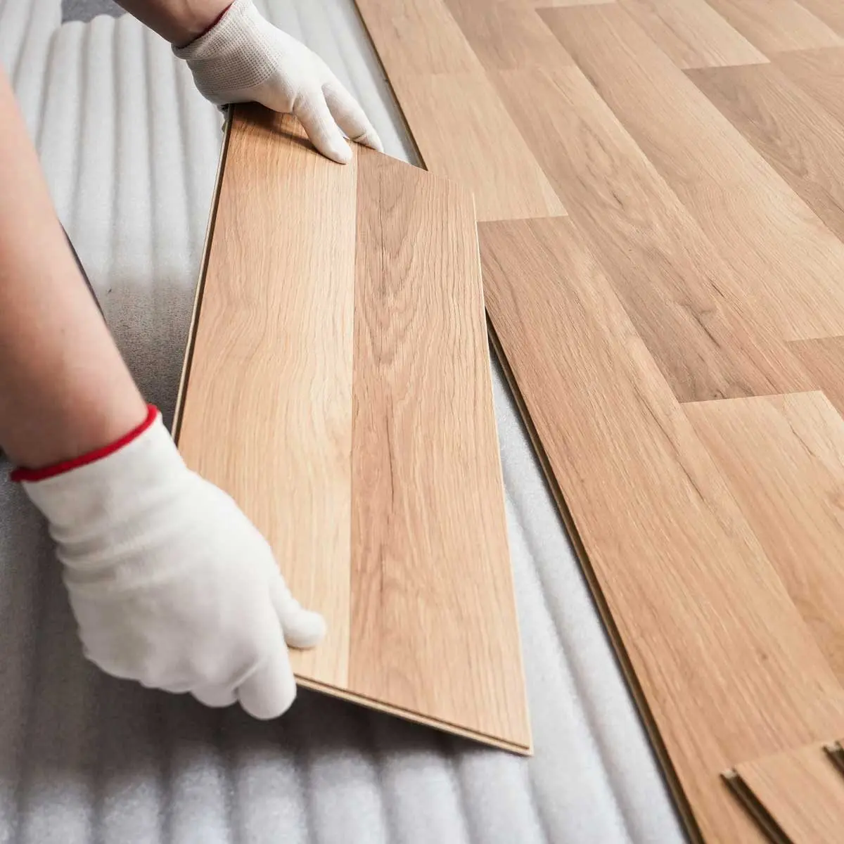 Cách lắp đặt sàn gỗ công nghiệp và sàn gỗ tự nhiên