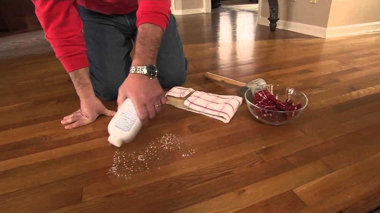 Sử dụng phấn rôm để lấp khe hở giữa các tấm sàn