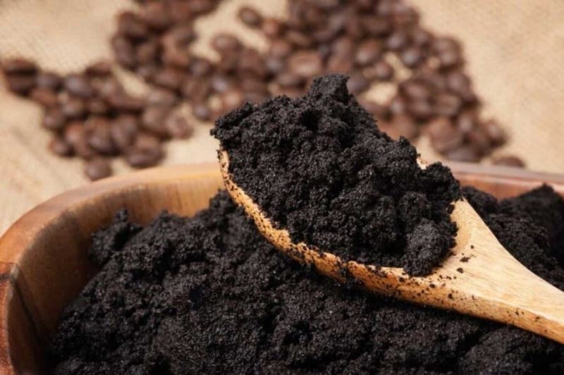 Sử dụng bã cà phê để làm mờ khu vực sàn gỗ bị xước