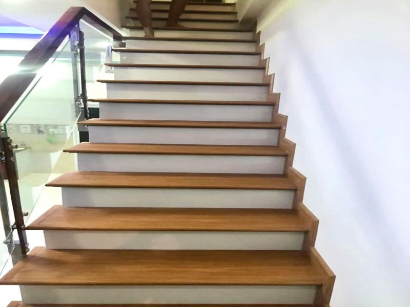Mẫu mặt bậc cầu thang gỗ nhựa đẹp và giá mới nhất 2023