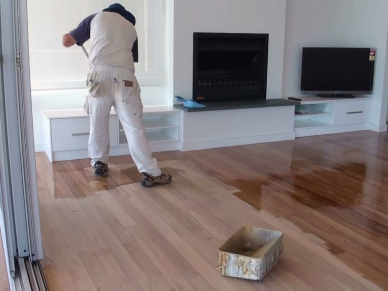 Vệ sinh sàn gỗ sau khi lắp đặt hoàn thiện