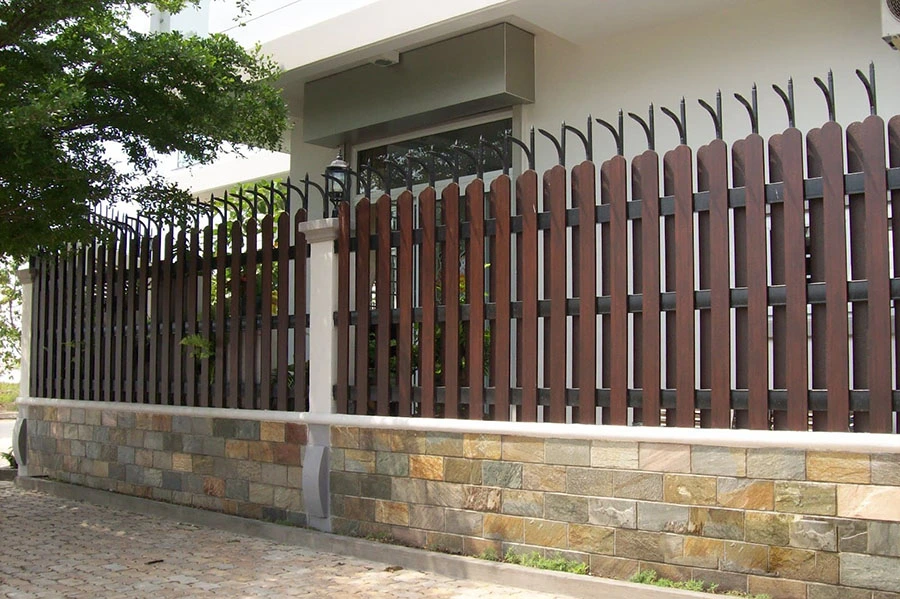 Hàng rào giúp tạo không gian riêng tư cho ngôi nhà