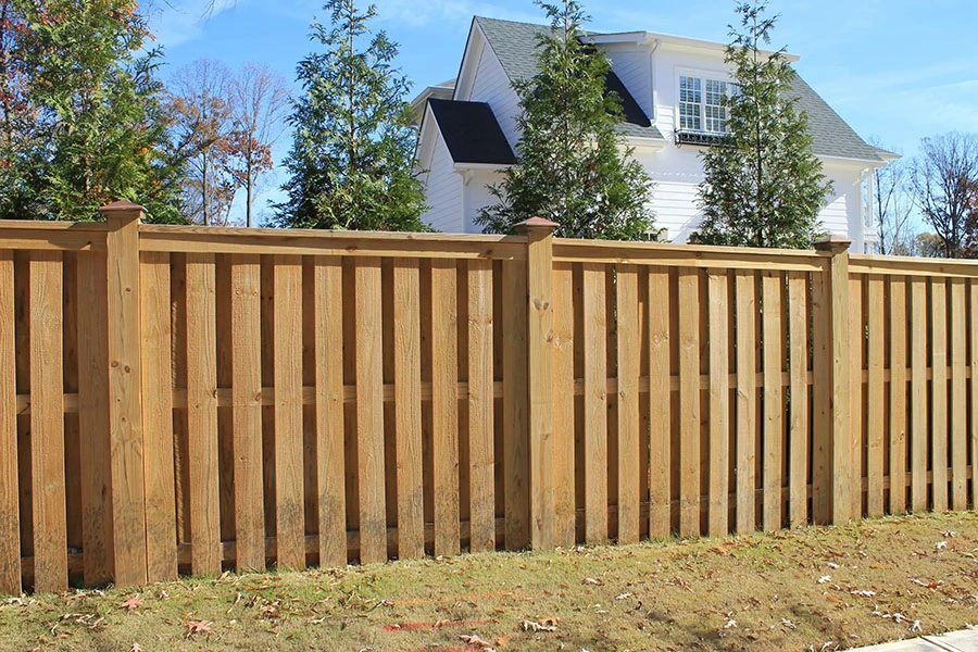 Hàng rào nhà cấp 4 đơn giản bằng gỗ