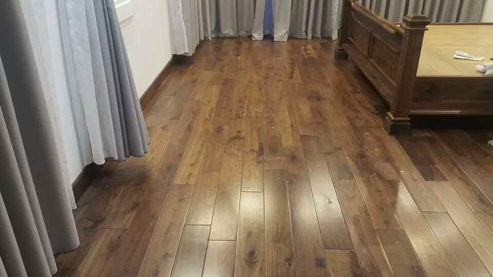 Sàn gỗ màu óc chó